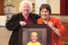 Apple2015 Brenda and Paula holding picture of Richard